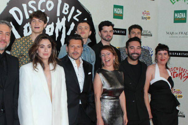 Foto grupal del elenco de 'Disco, Ibiza, Locomía'. Prez Magazine - Eva Valdesoiro
