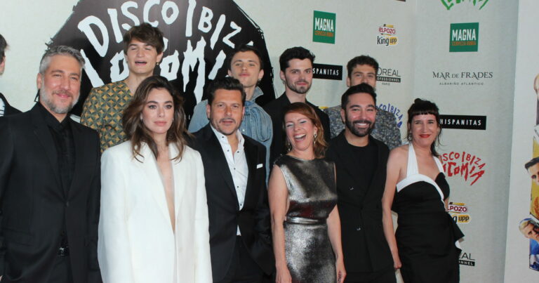 Foto grupal del elenco de 'Disco, Ibiza, Locomía'. Prez Magazine - Eva Valdesoiro