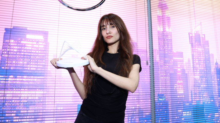 Sandra Alejandre posando con el premio. Imagen cedida a la prensa.