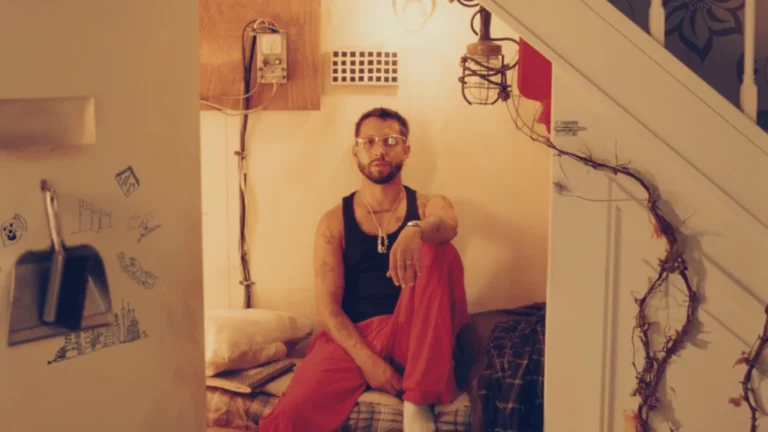 Mora lanza por sorpresa su nuevo álbum "Lo mismo de siempre"