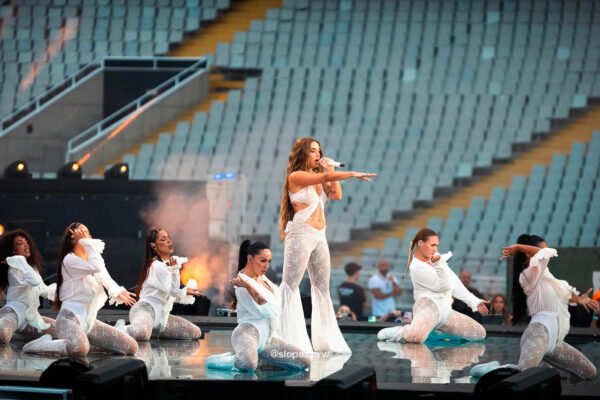 Lola Índigo hace historia en Barcelona con un show inolvidable junto a David Bisbal, Estopa y Quevedo Lola Índigo hace historia en Barcelona