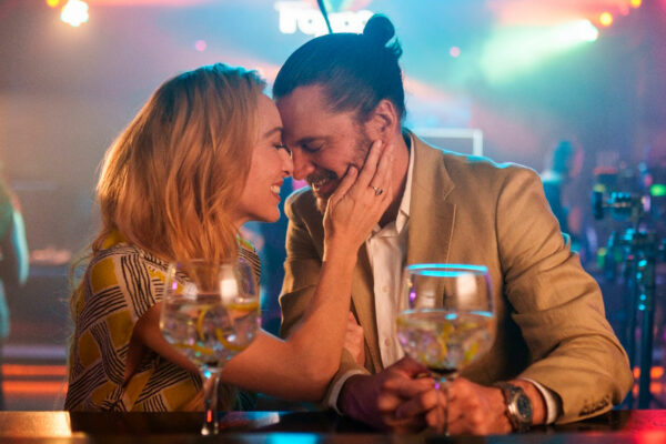 Kira Miró y Salva Reina protagonizan juntos una nueva comedia: "Tres de más"