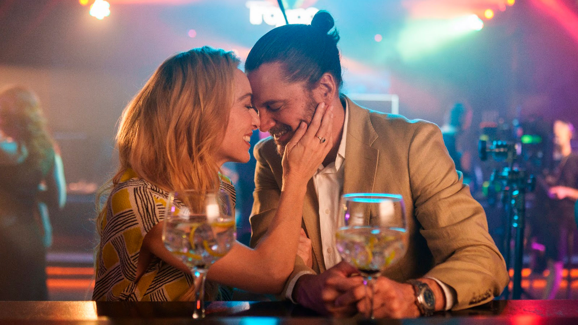 Kira Miró y Salva Reina protagonizan juntos una nueva comedia: "Tres de más"