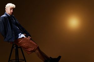 Lucho RK convierte sus tropiezos en música con ‘SORDO DE UN PIE’, su primer álbum